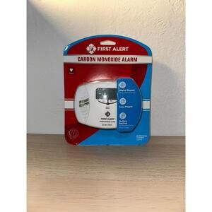 First Alert CO615 Carbon Monoxide Alarm – Plug-In with Digital Display – Battery